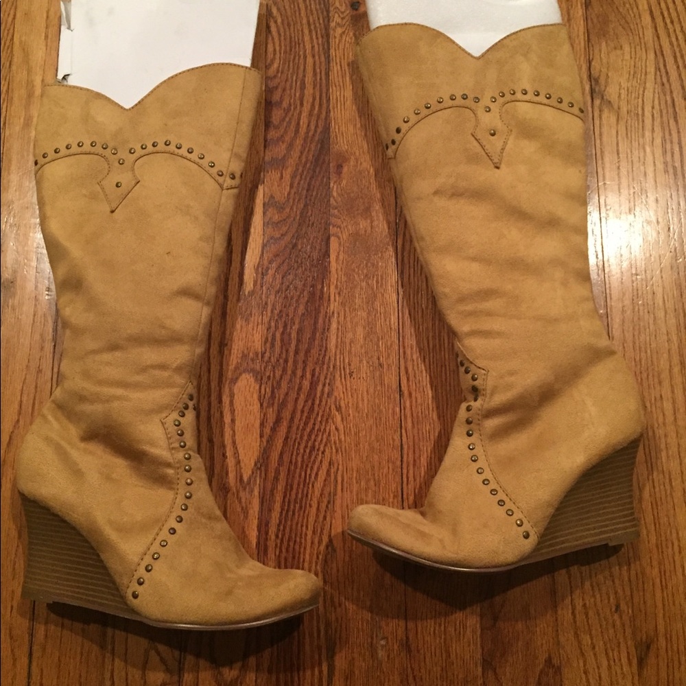 Vintage round-toe wedge boots